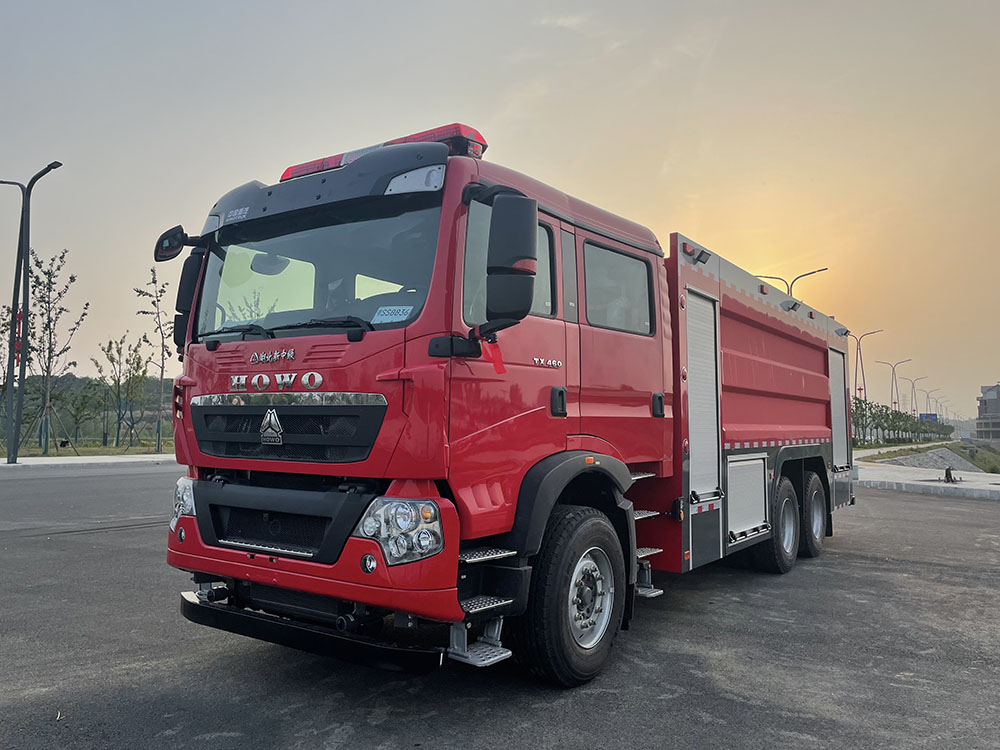 重汽豪沃17m3泡沫消防車(chē)